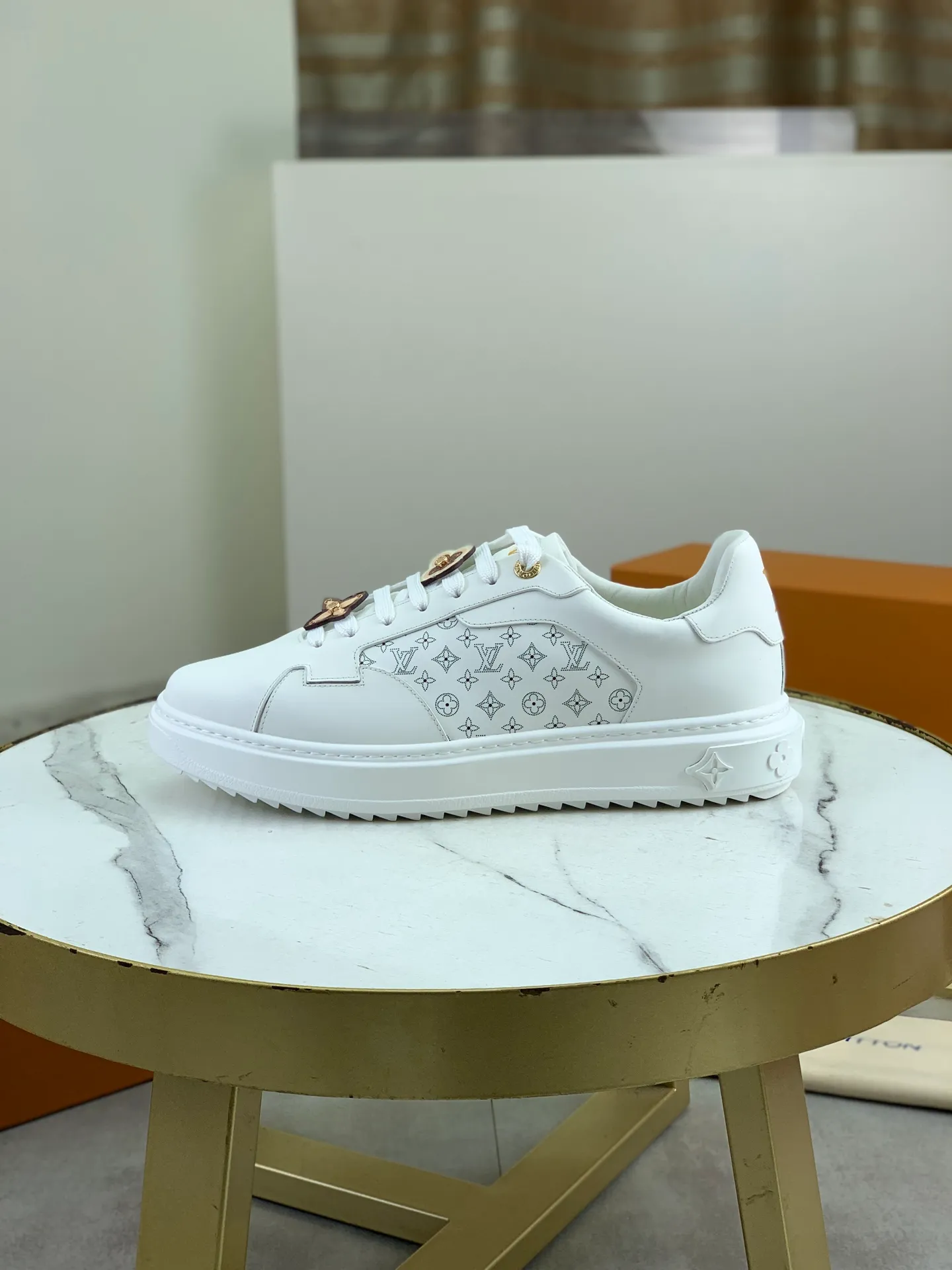 Factory price P700 💶 Top version [LOUIS VUITTON] Couple 🧑‍🤝‍🧑 Craftsman style Counter series (original order) New style 🍀LV Louis Vuitton - top version LV classic high-top trendy shoes! Made of imported original craft calfskin, original breathable lining, and original wear-resistant, lightweight, high-end TPU outsole! High quality products! 3️⃣ colors available, code numbers: female 35-39, male 39-44 (female 40, male 45 46 customized)